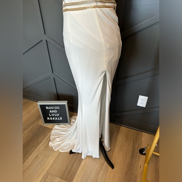 ♥️ White Faviana beaded formal gown - Picture 3 of 8